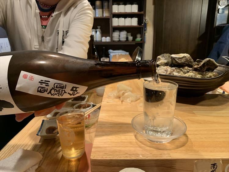 奥に見えるのが冷蔵庫の番人と化している常連さん