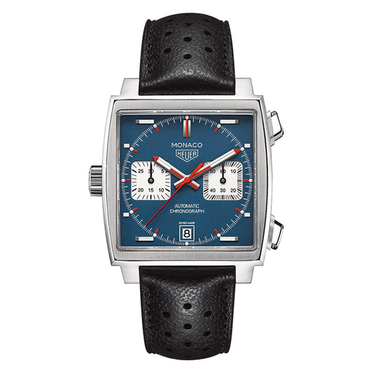 <b>TAG HEUER（タグ・ホイヤー）<br />モナコ キャリバー11 クロノグラフ</b><br />世界初の自動巻きクロノグラフにして世界初の角型防水時計だった1969年製の初代を、忠実に復刻。自動巻き。39×39mm。SSケース。カーフストラップ。63万円（LVMH ウォッチ・ジュエリー・ジャパン タグ・ホイヤー）　