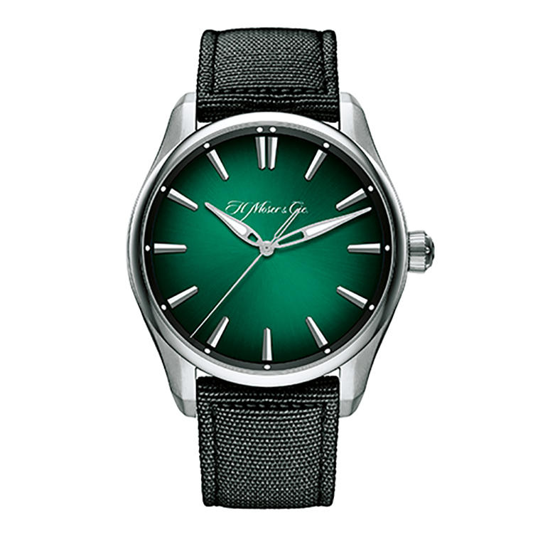 <b>H. MOSER & CIE.（H. モーザー）<br />パイオニア センターセコンド</b><br />モーザー流のスポーツウォッチ。美しいグリーンのフュメ（グラデーション）ダイヤルがどこかミステリアスな雰囲気も醸し出している。パワーリザーブは約3日間。自動巻き。径42.8mm。SSケース。143万円（イースト・ジャパン）