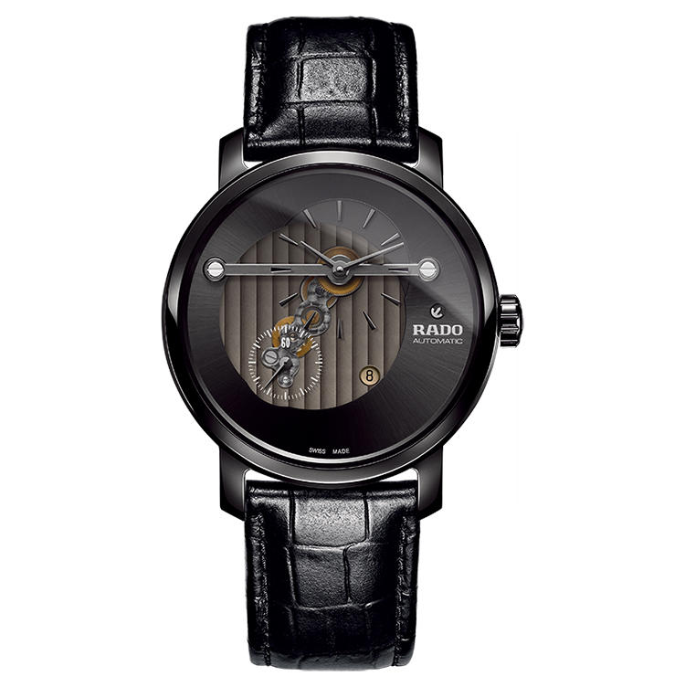 <b>RADO（ラドー）<br />ダイヤマスター ハイライン</b><br />ムーブは文字盤側に主輪列を配置した専用設計。文字盤を大きく開口したことで、時分針と秒針をオフセットした独創的レイアウトのギアトレインがよくわかる。自動巻き。径43mm。ハイテクセラミックスケース。28万5000円（ラドー／スウォッチ グループジャパン）