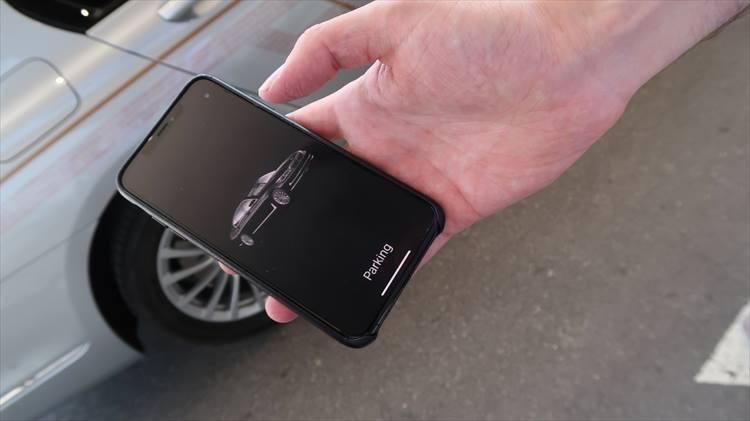 BMW7シリーズを操作するスマートフォン