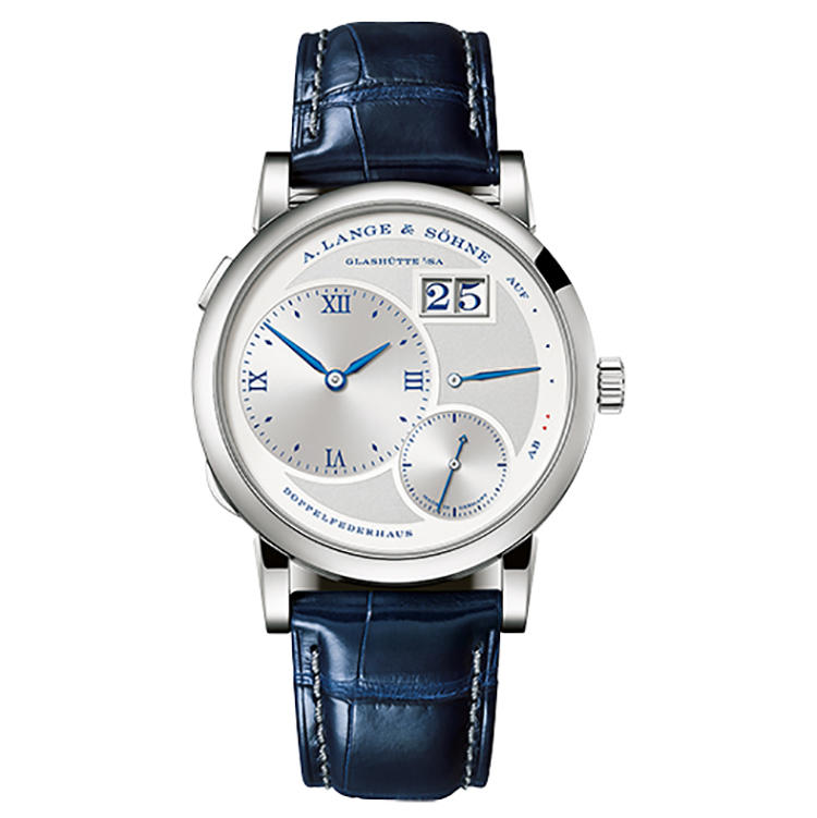 <b>A. LANGE & SOHNE（A. ランゲ＆ゾーネ）<br />ランゲ1“25th アニバーサリー”</b><br />２つのインダイヤルの周囲をわずかに荒らして、シルバー×ブルーの特別なカラーリングで誕生25周年を祝す。左は完売（参考価格489万円）だが今秋まで毎月のペースで全10モデル、ランゲ １のファミリーから限定モデルが登場。限定250本。手巻き。径38.5mm。18KWGケース。アリゲーターストラップ。（A.ランゲ＆ゾーネ）