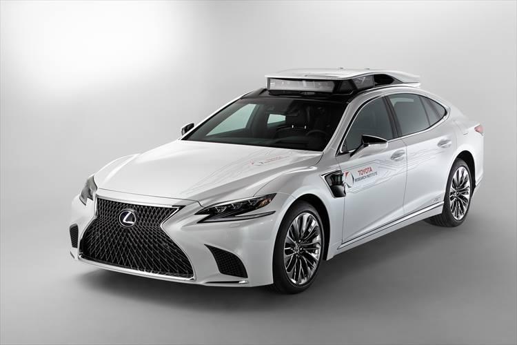 【LEXUS】レクサスも自動運転実験車の「TRI-P4」などを発表し、その技術力をアピール。ハイブリット車の電力をコンピュータに用いて、高い機械学習能力や計算能力を確保。2019年中にはテスト走行も開始されるとアナウンスされている。