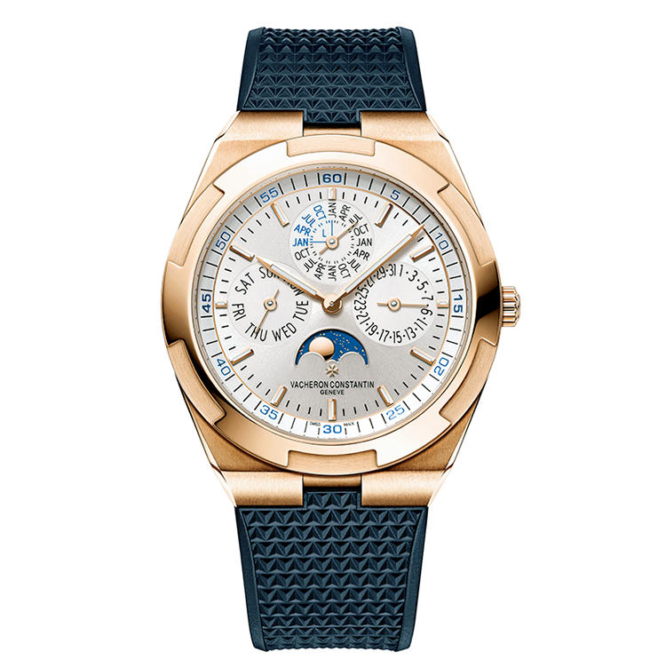 <b>VACHERON CONSTANTIN（ヴァシュロン・コンスタンタン）<br />オーヴァーシーズ・エクストラフラット・パーペチュアルカレンダー</b><br />永久カレンダーを8.1mm厚の薄型ケースに。PG製のブレスは、シリーズ初。シルバー文字盤と色のコントラストで互が引き立つ。自動巻き。径41.5mm。18KPGケース。ラバーストラップ。990万円（ヴァシュロン・コンスタンタン）