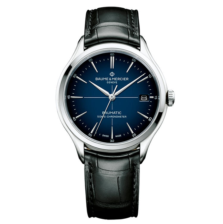 <b>BAUME & MERCIER（ボーム＆メルシエ）<br />クリフトン ボーマティック COSC</b><br />昨年登場した、高精度な5日巻き自社製ムーブメント、ボーマティック搭載の新色。ネイビーのグラデーションで、シックな華やかさをまとう。細い十字があるダイヤルはCOSC専用。自動巻き。径40mm。SSケース。アリゲーターストラップ。33万円（ボーム＆メルシエ）