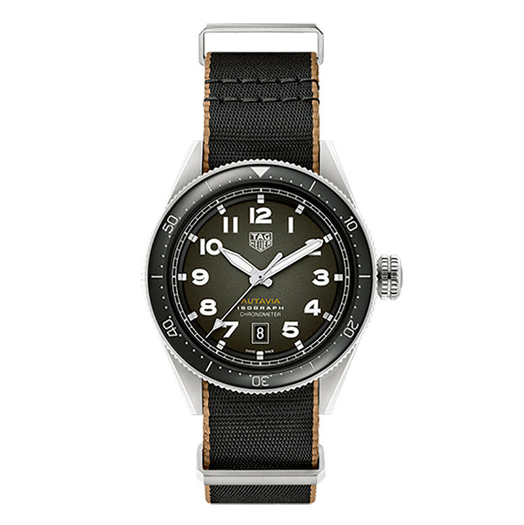 <b>TAG HEUER（タグ・ホイヤー）<br />オータヴィア キャリバー5 COSC</b><br />ブレスレットの他にNATOストラップが用意される。プッシュボタンで、着脱を容易に。