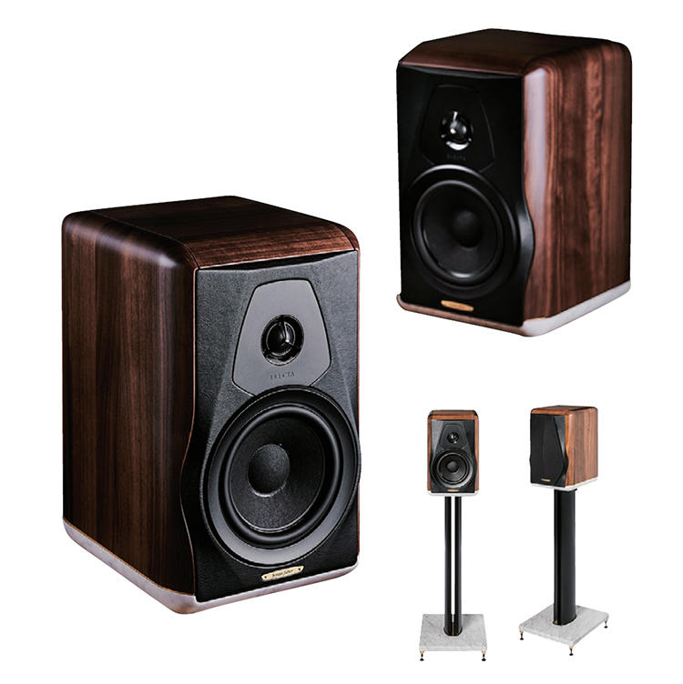 <b><font color='#990000'>イタリアの職人技が光るウッド＆レザー＆ 大理石</font><br />SONUS FABER／ソナス・ファベール<br />■Electa Amator �V（Type：ブックシェルフタイプ）</b><br />北イタリアのヴィチェンツァで生まれる名品。「キャビネットは見事に磨かれた無垢のウォルナット、パネルはブラックレザー。本体底面とスタンド土台はカッラーラ地方の白大理石が奢られていて、美しい楽器のよう。音は音楽的な彩度と温度感を感じさせ、ヴォーカルの臨場感が格別。色気があります」。高さ373×幅233×奥行き348�o、スタンド高さ1089�o。130万円〈スタンド付属・ペア〉／ソナス・ファベール（ノア）