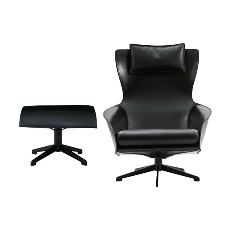 <b><font color='#990000'>あの名作「CAB」のラウンジチェア</font><br />CASSINA／カッシーナ<br />■423 キャブ ラウンジアームチェア</b><br />マリオ・ベリーニによるダイニングチェアの銘品「CAB」のラウンジチェア。11種のサドルレザーが縫い合わされた、質感も素晴らしい。チェア 高さ1000×幅810×奥行き800�o、座面高430�o、79万円。オットマン 高さ380×幅540×奥行き460�o、26万円／以上カッシーナ（カッシーナ・イクスシー青山本店）