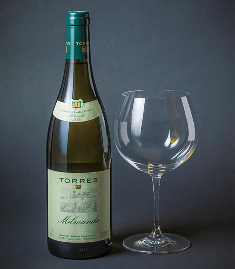 <b><font color='#990000'>【ワイン仲間とのワインパーティに】</font><br />Wine：ミルマンダ2015 / トーレス<br />Glass：〈リーデル・ヴェリタス〉オークド・シャルドネ<br /><br />ふくよかな風味を堪能</b><br />「世界で最も称賛されるワインブランド」で第1位に選ばれたこともあるスペインきってのワインメーカーが生み出すふくよかな白には、モンラッシェグラスを。「飲み口が広く、口に入れた瞬間にワインが舌全体に広がります。玄人好みのグラスと言えるでしょう」（籾山さん）。ワイン7500円、グラス4500円（以上ワインショップ・エノテカ GINZA SIX店）