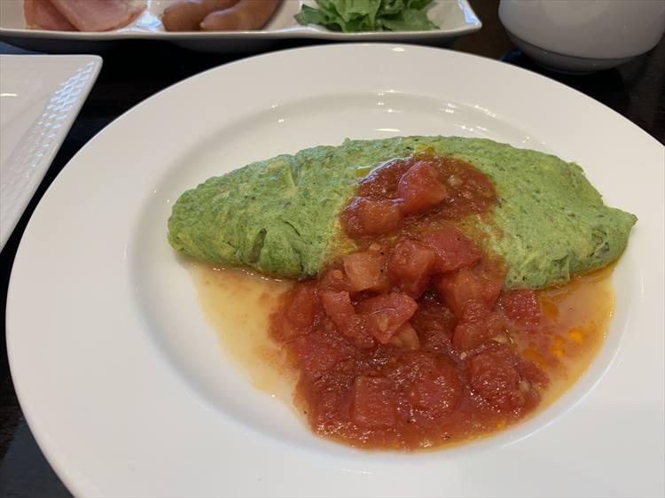 トマトソースをかけたオムレツ