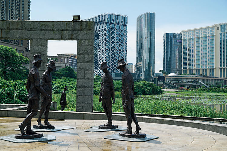 タイパ市政公園では地元の芸術家、黄 家龍氏がポルトガル人の著名詩人、フェルナンド・ペソアの視点で彫刻した像が踊る。