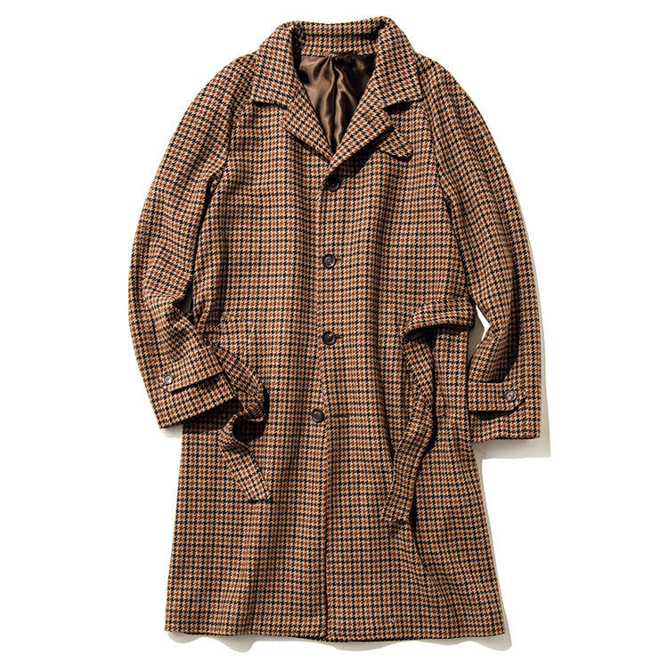 <u>スティレ ラティーノ</u><br /><b><font color='#F39800'>STILE LATINO</font><br />英国クラシックの代表柄をトレンディーに纏う</b><br />ウールにナイロンとコットンをブレンドした柔らかな生地感と、ラグラン＋余裕のあるシルエットが特徴。英国クラシックにおける代表的な柄のガンクラブチェックに加え、今季も継続して注目のベルテッドやチンストラップといったディテールが、トレンド感を演出してくれる。27万円（伊勢丹新宿店）