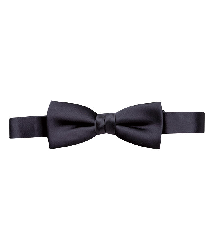 <strong>ボウタイ ／ Bow Tie</strong><br>ボウタイとカマーバンドは、黒無地のシルクで揃えるのがタキシードスタイルの決まり。5500円／麻布テーラー（麻布テーラープレスルーム）