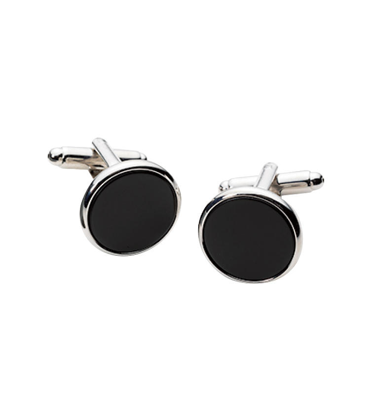 <strong>カフリンクス ／ Cuff Links</strong><br>ダブルカフにはシンプルな黒のカフリンクスを選ぶ。3800円／麻布テーラー（麻布テーラープレスルーム）