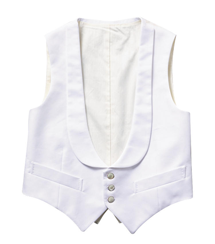 <strong>ウエストコート ／ Waistcoat</strong><br>白い襟付きのウエストコートでVゾーンを華やかに装うのが決まり。3万8000円〈パターンオーダー価格〉／カインドウェア（カインドウェア）