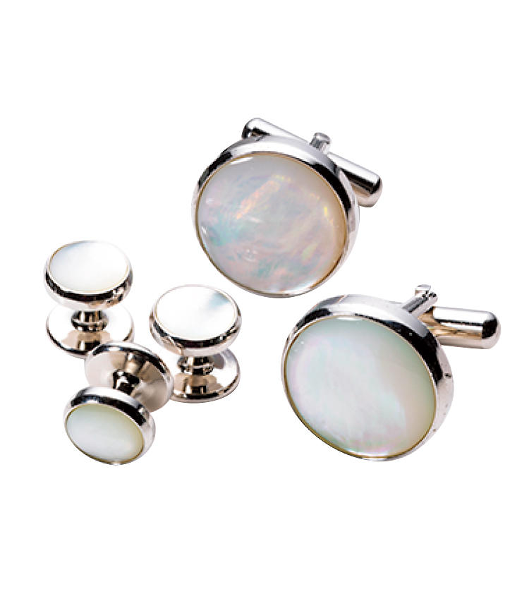 <strong>カフリンクス＆スタッドボタン ／ Cuff Links & Stud Button</strong><br>白蝶貝か白い石のカフリンクスが国際ルール。ボタンとセットで揃えておこう。セット価格。1万6000円／カインドウェア（カインドウェア）