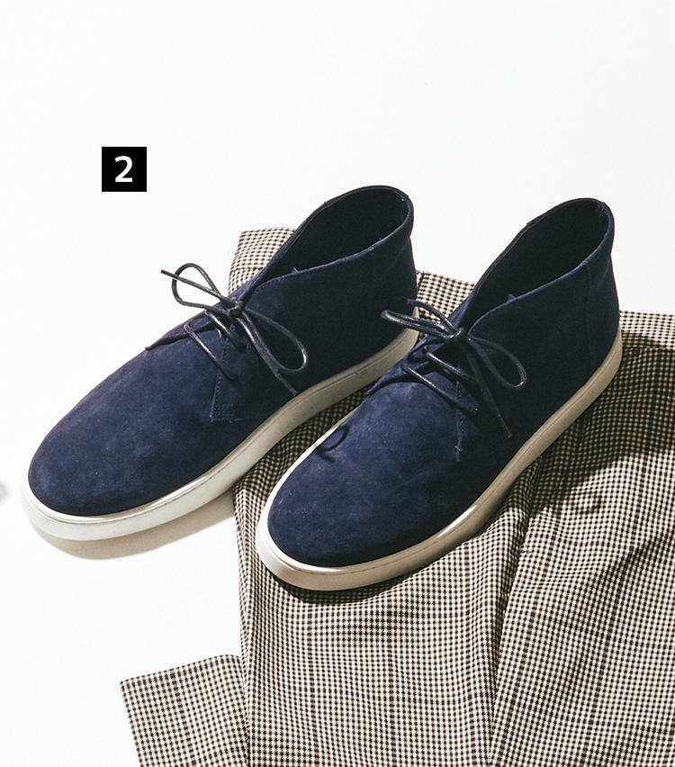 <span style=font-size:1.1em;><strong>《2》TOD'S ／ トッズ</strong></span><br /><br /><strong>スニーカーらしい白ソールのチャッカが新鮮に</strong><br />チャッカブーツタイプのアッパーにスニーカーソールを採用した新作。ネイビースエードにホワイトソールの配色も軽快な印象だ。ラバーペブル付きのアウトソールが歩行を快適にしてくれる。6万6000円（トッズ・ジャパン）