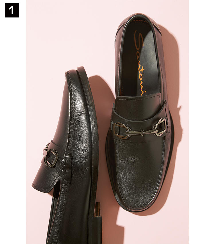 <strong>《1》SANTONI ／ サントーニ</strong><br />黒と馴染みのよい、ガンメタリックのビットをあしらったローファー。ゆとりのあるラウンドトウ木型を用い、また非常にしなやかなカーフを素材に使用しているため、足入れはコンフォータブル。伊靴らしい色気を、自然体で楽しめる一足だ。マッケイ製法。8万9000円（リエート）