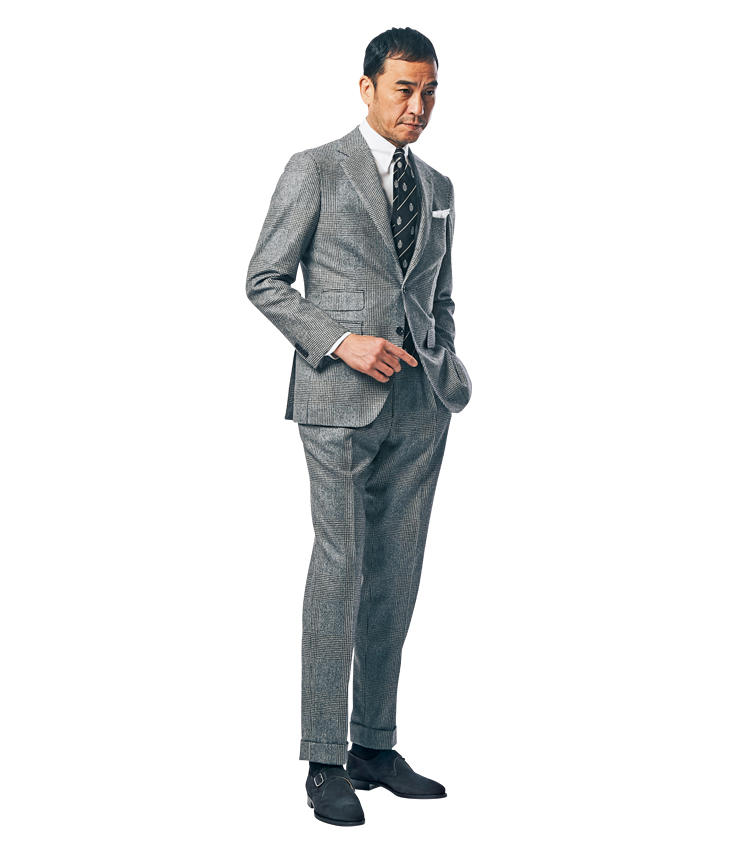 <span style='font-size:1.1em;'><strong>with Glen Check Suit</strong></span><br />「チェンジポケットの付いたグレンチェックスーツは英国的なアイテムですが、足元を黒スエードにすると堅苦しさが抜け、洒脱な印象に。Vゾーンまでモノトーンで統一するのが、今季的でオススメです。」<br /><span style='font-size:0.8em;'>靴は前ページ「クロケット＆ジョーンズ」と同じ。：スーツ10万5000円、チーフ2800円／以上ビームスF、シャツ2万2000円／ギ ローバー、タイ1万4000円／ジョン コンフォート(以上ビームス 六本木ヒルズ)</span>