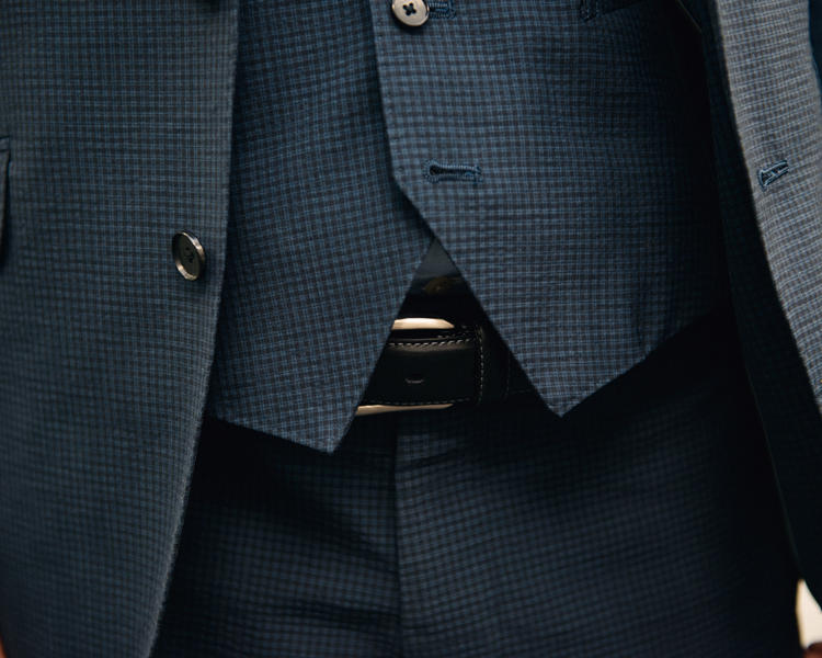 <span style=font-size:1.1em;><strong>【Before】Vest</strong></span><br />ベスト丈が短くベルトが丸見え