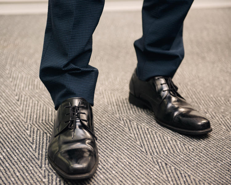 <span style=font-size:1.1em;><strong>【Before】Pants</strong></span><br />   パンツの裾がダボツいている