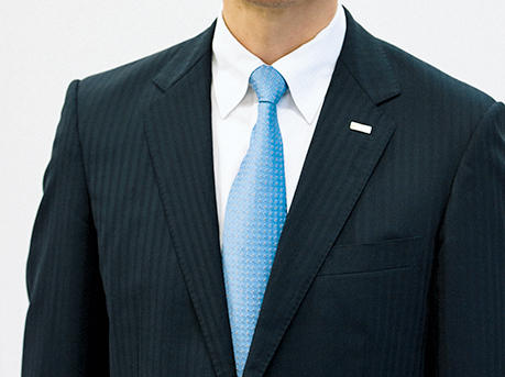 <span style=font-size:1.1em;><strong>【Before】Suit</strong></span><br />黒のスーツは正式な場には×