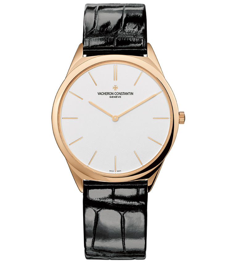 <span style=font-size:1.1em;><strong>VACHERON CONSTANTIN ／ ヴァシュロン・コンスタンタン</strong></span><br /><strong>ヒストリーク・エクストラフラット 1955</strong><br />1955年に開発された当時世界最薄の手巻き時計を祖とするモデル。シースルーバックから覗くムーブメントは、オリジナルと同じ厚さ1.64mmのCal.1003。それでいながらケース厚はより薄い4.1mmに仕上げている。径36mm。18KPGケース。アリゲーターストラップ。342万円（ヴァシュロン・コンスタンタン）