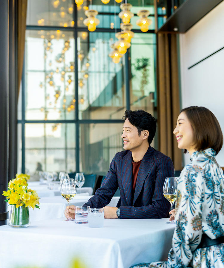 色・柄優雅な装いで美食と美空間の一部になる