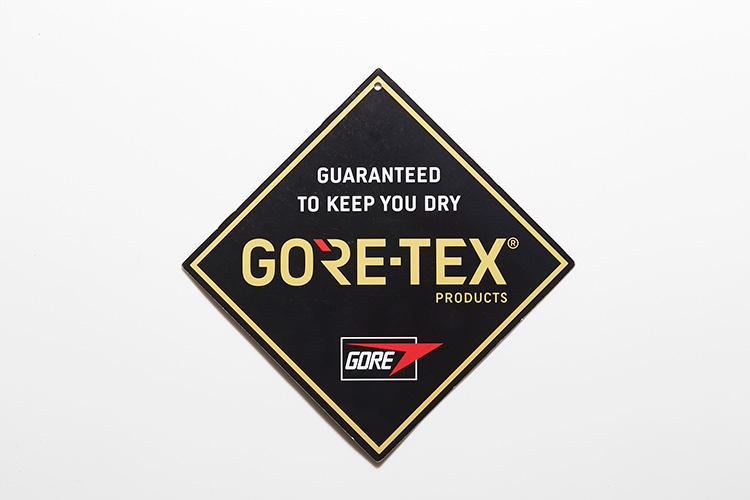 <b>アメリカ生まれの「GORE-TEX ファブリクス」</b><br />超微細な無数の孔をもった構造により、水を弾きつつ水蒸気を通す特性を備えているのがGORE-TEXファブリクスの特徴。水に濡れないのはもちろん、衣服内の湿気を逃がしムレを防ぐ機能もある。