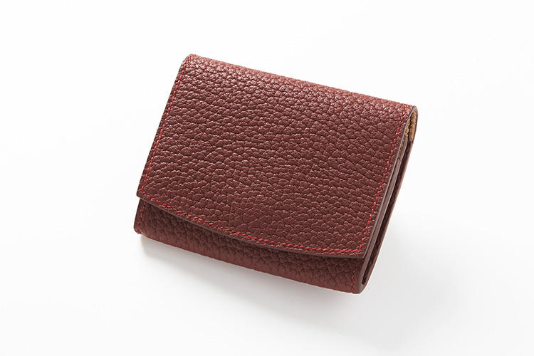 <strong>メゾンタクヤ</strong><br />ササマチ構造のメインポケット1室とカードケース5室を搭載した「Credit Card Coin Case」。外装は最高級の牛革をフランスでなめしたシュリンクカーフを採用。リッチな天然のシボ革は、非常にソフトで傷や曲げ伸ばし、水にも強い。縦7×横9.5×マチ2cm。3万3000円（ファーレ）