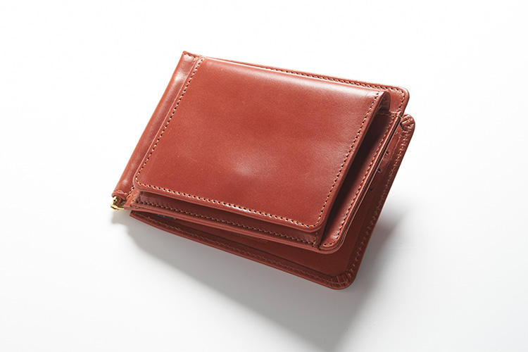 <strong>1位 ??マネークリップ財布「MONEY CLIP WITH COIN POCKET」</strong><br />マネークリップにコインケースをセットすることで、2つ折り財布としての機能をすべて搭載。マネークリップならではの薄さを追求しているため、コインポケットは外側に、カードポケットも７箇所用意されている。縦9×横11×マチ1.5cm。2万9000円（ブリティッシュメイド 銀座店）