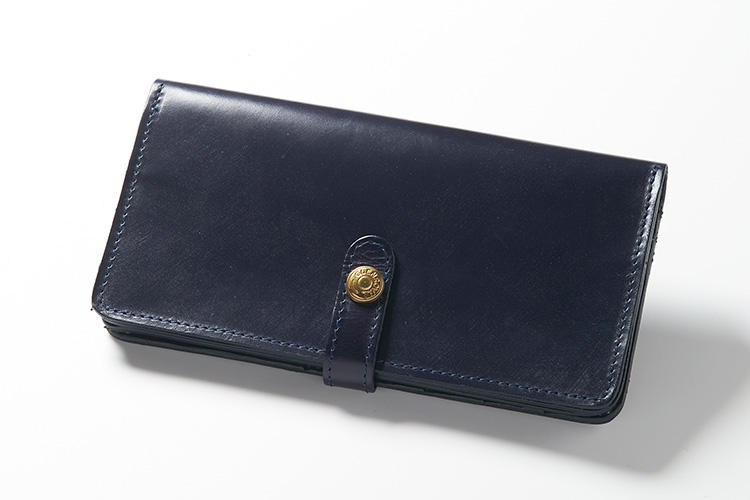 <strong>2位 ??長財布「ROUND LONG PURSE」</strong><br />スナップボタンタブで留められる長財布は、このブランドのロングセラーモデル。ボタン位置をずらすことで厚みの調節が可能なので、中身が増えても安心。ボタンの刻印もコンチョボタン風で、このままデニムのヒップポケットに入れたくなる財布だ。縦9.5×横18×マチ2.5cm。4万4000円（ブリティッシュメイド 銀座店）