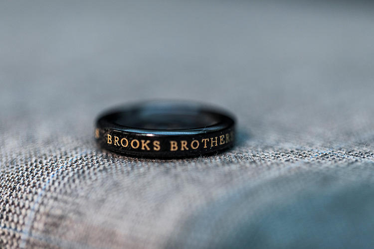 <strong>オーダーフェア中は特別なボタンもチョイス可能！</strong><br />リアルホーンのボタンに「BROOKS BROTHERS 1818」と刻まれた特別な仕様。フェア期間限定のアイテムだ。