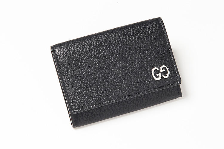 <strong>GUCCI／グッチ</strong><br />柔らかく手触りのよいシボ革のカードケース。フラップにあしらわれたGGのメタルピースは、これまで様々なアイテムでグッチのアイコニックなモチーフとして取り入れられている。縦7.5×横11×マチ2cm。3万8000円（グッチ ジャパン）