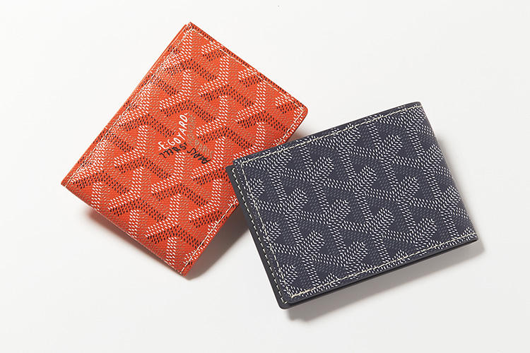 <strong>GOYARD／ゴヤール</strong><br />カラーバリエーション豊富な「ゴヤールディン」のコーティングキャンバスを用いたカードケースは横開きする珍しいタイプ。背面にもカードポケットを配置。W00×H0cm。各4万3519円（ゴヤール ジャパン）