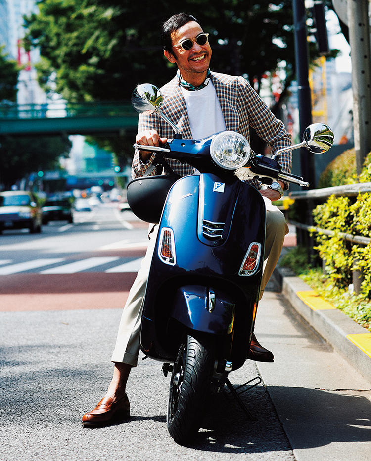 ローファーを履きバイクに乗るモデル