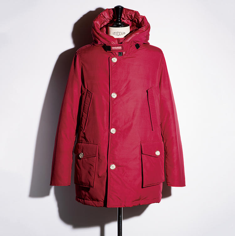 <b><font color='#FF0000'><u>ARCTIC PARKA NF</u></font><br />襟のファーがない分よりスポーティなイメージ</b><br />フードのファーを省き、求めやすいプライスを実現したアークティックパーカ。襟周りが寂しく感じるかもしれないが、このフード自体にワイヤーが仕込まれているため、さまざまにニュアンスをつけられる。ご覧のようなビビッドな色を選び、トレンドのレトロアウトドアな雰囲気を楽しむのも一興だ。8万8000円