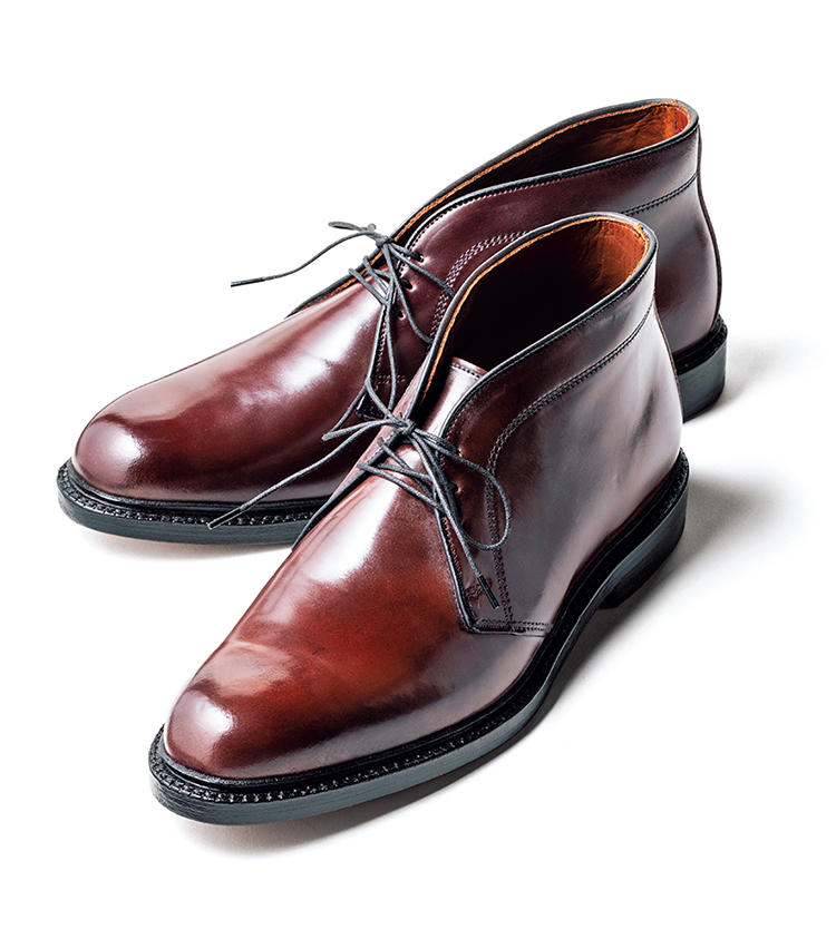 <b><font color='#990000'>ALLEN EDMONDS／アレン エドモンズ</font><br />重厚コードバン×スマートフォルムの妙味</b><br />今や希少価値が高まっているホーウィン社製シェルコードバンを採用したチャッカ「ダンディ」。革は重厚だがラストは比較的細身でスマートな佇まいだ。L字型に取り付けられたウェルトは水気の浸入を防ぐ効果も。15万5000円（トレーディングポスト青山本店）