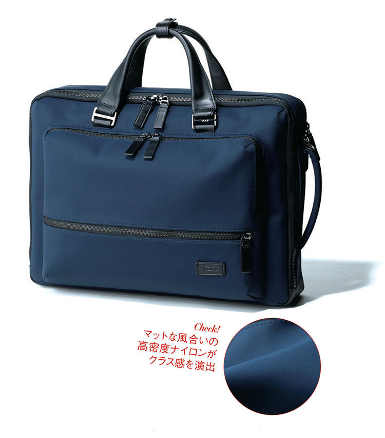 <b><font size=4><font color='#990000'>TUMI／トゥミ</b></font></font><br /><b>日本限定ブリーフの自慢は卓越した汎用性にあり</b><br />シンプル顔の｢ハリソン コンバーチブル・ブリーフ｣は、クラス感と軽快感を併せ持つナイロン地。着脱式ストラップでブリーフ、ショルダー、バックパックの3way使用も可能だ。ネイビーは2019年春夏のシーズンカラー。縦30.5×横42×マチ9cm。6万円（トゥミ・カスタマーセンター）