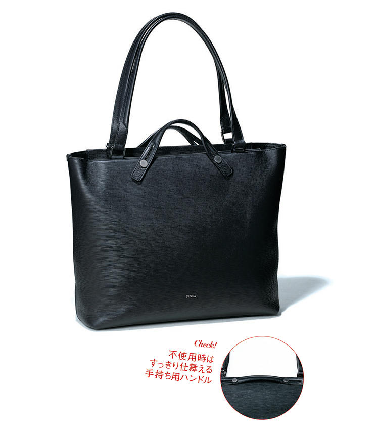 <b><font size=4><font color='#990000'>FURLA／フルラ</font></font></b><br /><b>オーガナイザー充実で群を抜く使い勝手</b><br />一見しただけではその存在がわからないマグネット開閉式のあおりポケットや、ジップ式の天マチ、手持ち用ハンドルなど、細部の使い勝手に優れる機能的トート。草木の流れを想起させる牛革に、型押し加工が施されている。縦30×横38×マチ12.5cm。7万2000円（フルラ ジャパン）