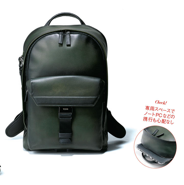 <b><font size=4><font color='#990000'>TUMI／トゥミ</font></font></b><br /><b>奥行きあるムラ感で大人の色気を湛えるモスグリーン</b><br />美しいムラ感が目を惹く独特のレザー。ハンドルとストラップも同素材で揃えた。芯材を駆使した立体的なフォルムも、風格を感じさせる。背面と底面は緩衝材入りで、デジタル機器も安心。縦41.5×横31×マチ18cm。13万5000円（トゥミ・カスタマーセンター）