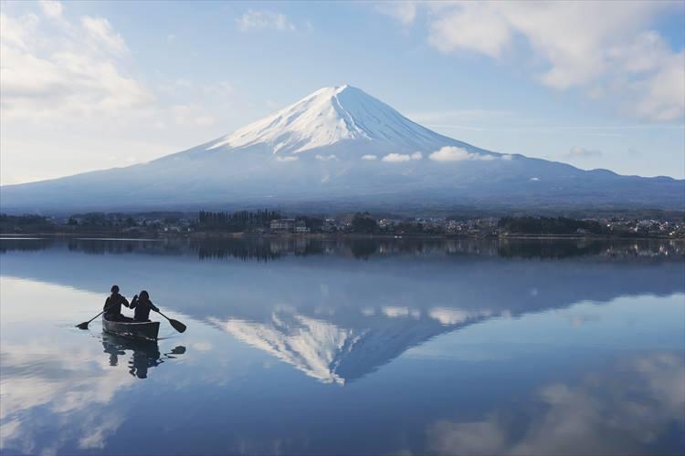 アクティビティ「湖上の早朝カヌー」の所要時間は90分。1名3500円。</figcaption>