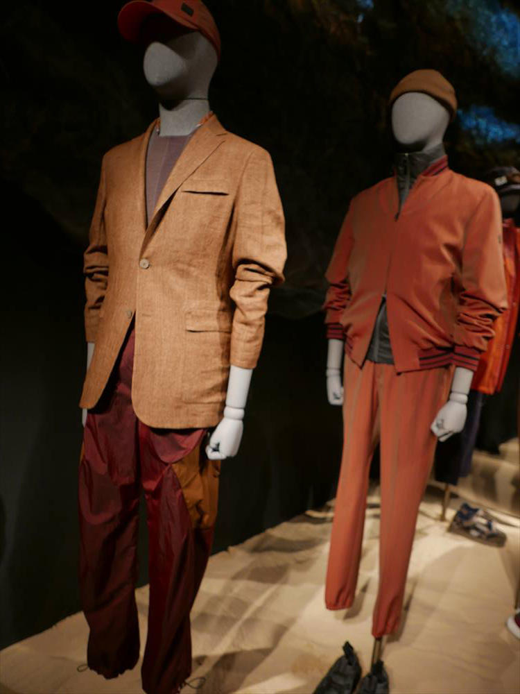 <strong>Z Zegna</strong><br />ブラウン〜オレンジ系のグラデーション使いは、展示でも多かったカラー提案のひとつ。手前のテラコッタカラーのジャケットは、中にブラウンのクルーニットをIN。こちらも、かなり細幅にしたオレンジ系スカーフをチラリと覗かせているのが、よりエレガントに見せるポイント。