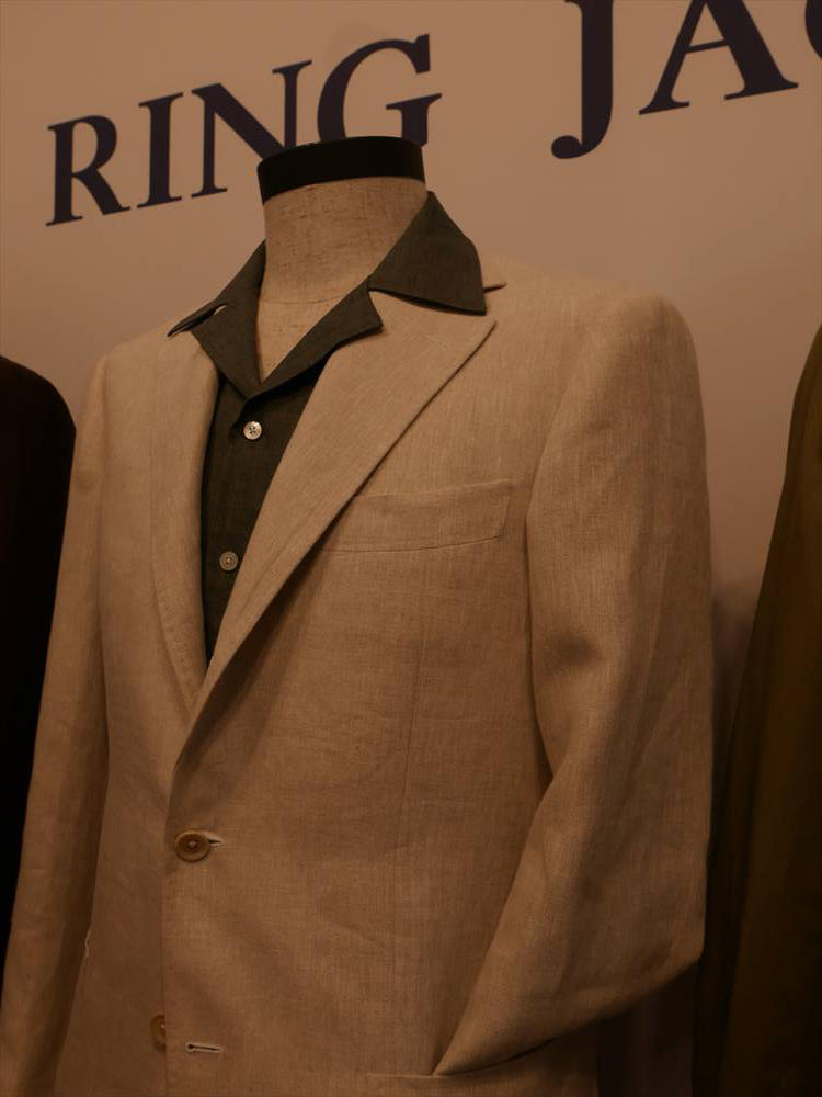 <strong>RING JACKET</strong><br />開襟シャツは、少しリゾート感、リラックス感を出したドレスダウンに◎。ベージュジャケットにグリーンの開襟シャツでコントラストをつけた合わせ。襟は、あえてジャケットのラペルの上に出して着ると存在感もUP。