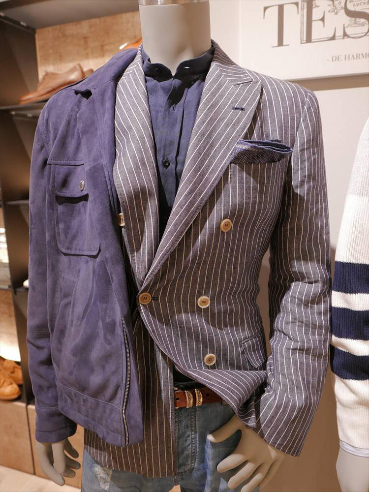 <strong>BRUNELLO CUCINELLI</strong><br />バンドカラーのカラーシャツも、1枚持っておくとこの秋、重宝しそう。ジャケットの上に、スポーティなアウターを羽織るのも上級のアレンジテクとして覚えておきたい。