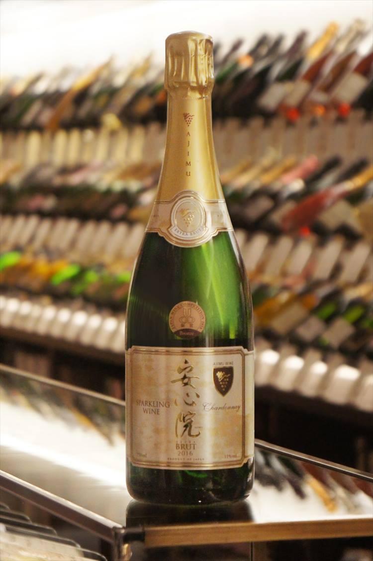 <b>3,000円?5,000円<br />安心院葡萄酒工房／安心院スパークリングワイン</b><br >きめ細やかな泡立ちとトロピカルフルーツや酵母由来のトースト香が広がる大分県産のスパークリング。豊かな果実味と爽やかな酸味が特徴。3182円