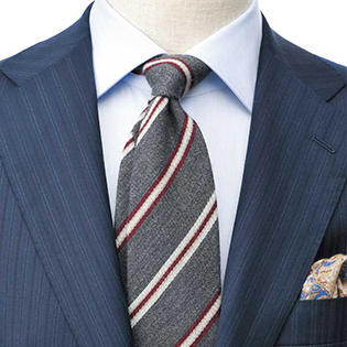 ウール素材のタイ＆チーフで濃紺スーツに季節感をプラス