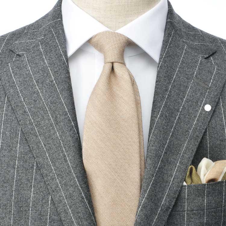 大人の品格と余裕を表現するグレーと好相性の「ベージュ」