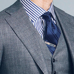 【1分で出来るスーツのお洒落】ネクタイを立体的に見せたいときは「アレ」を使おう