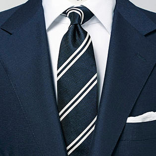 【1分で出来るスーツのお洒落】濃紺の無地スーツで、「若々しさ」を演出するには？